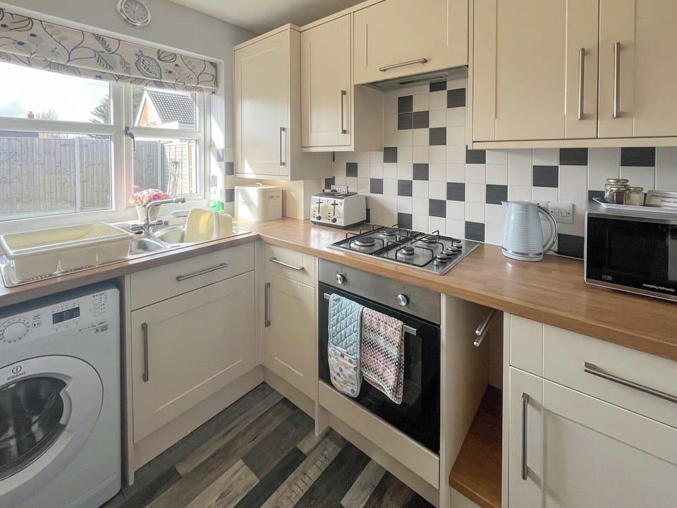 Kitchen | Drift Wood - Coastal Cottages, Sutton-on-Sea, near Mablethorpe