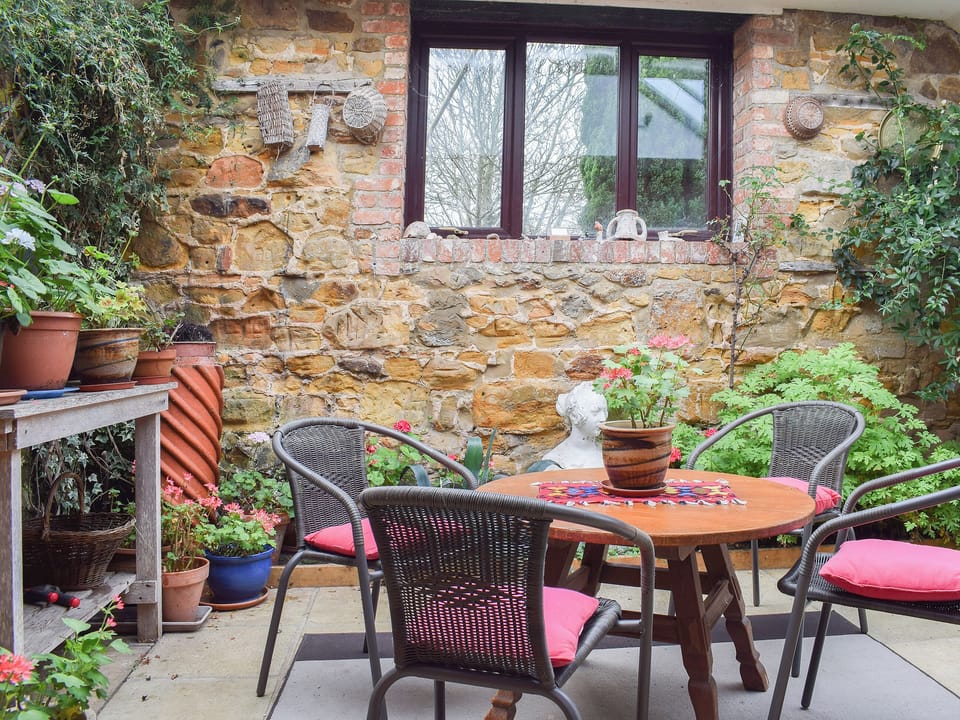 Conservatory with table and chairs | The Blacksmith Shop, Shorwell