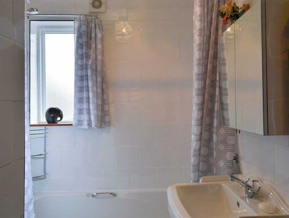 Bathroom | Alpine Lodge, Burgh le Marsh, near Skegness