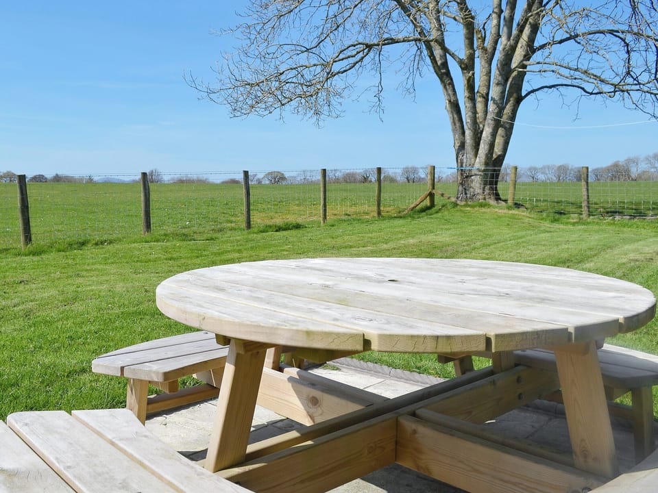 Sitting-out-area | Isfryn, Criccieth