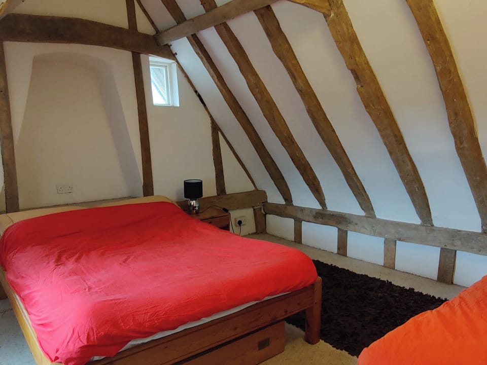 Twin bedroom | Burnt House Cottage, Darmsden, Needham Market