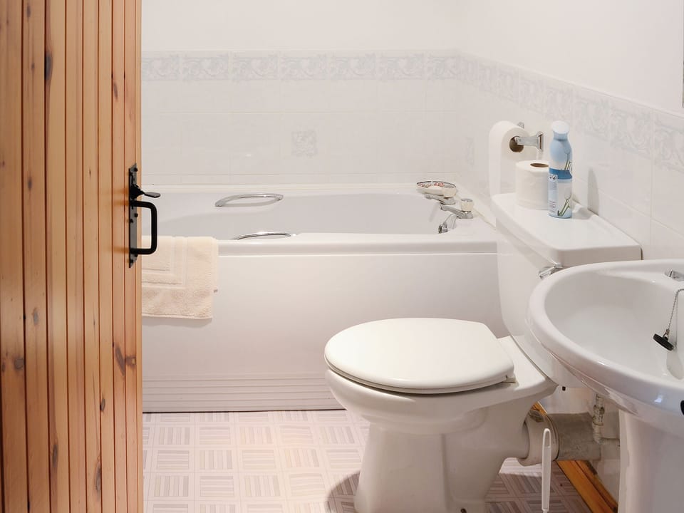 Bathroom with wc | Watermill Cottages - Watermill Cottages, John O&rsquo; Groats