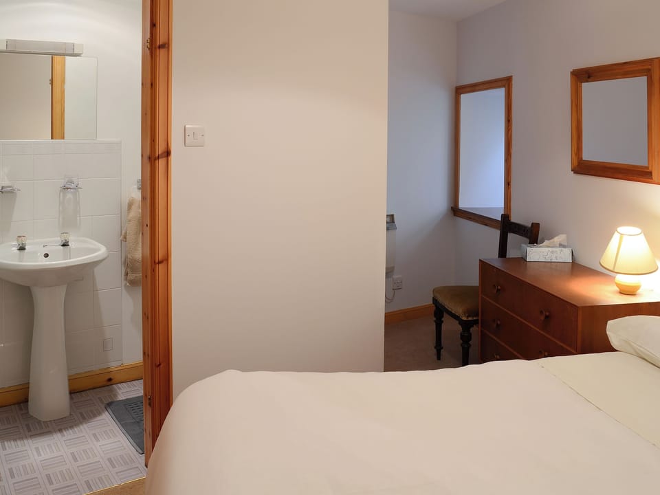 Double bedroom with en-suite shower room | Watermill Cottages - Watermill Cottages, John O&rsquo; Groats