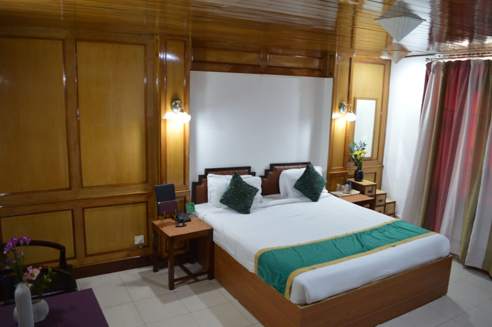 Club Room | Laptop workspace, soundproofing, WiFi (free), individually decorated