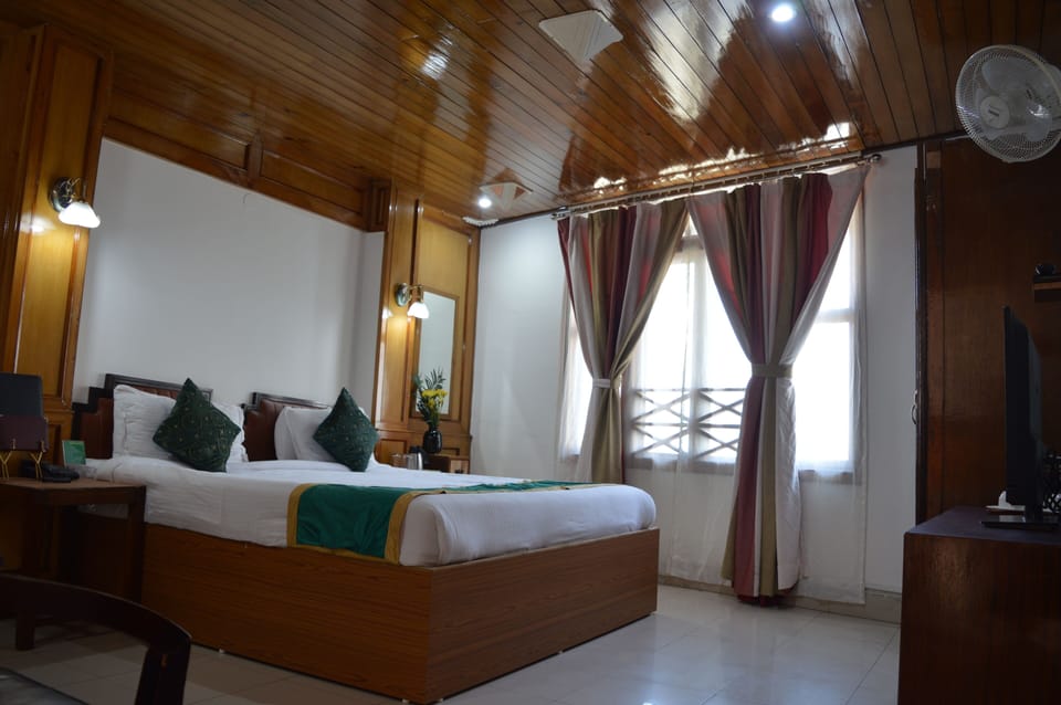 Club Room | Laptop workspace, soundproofing, WiFi (free), individually decorated