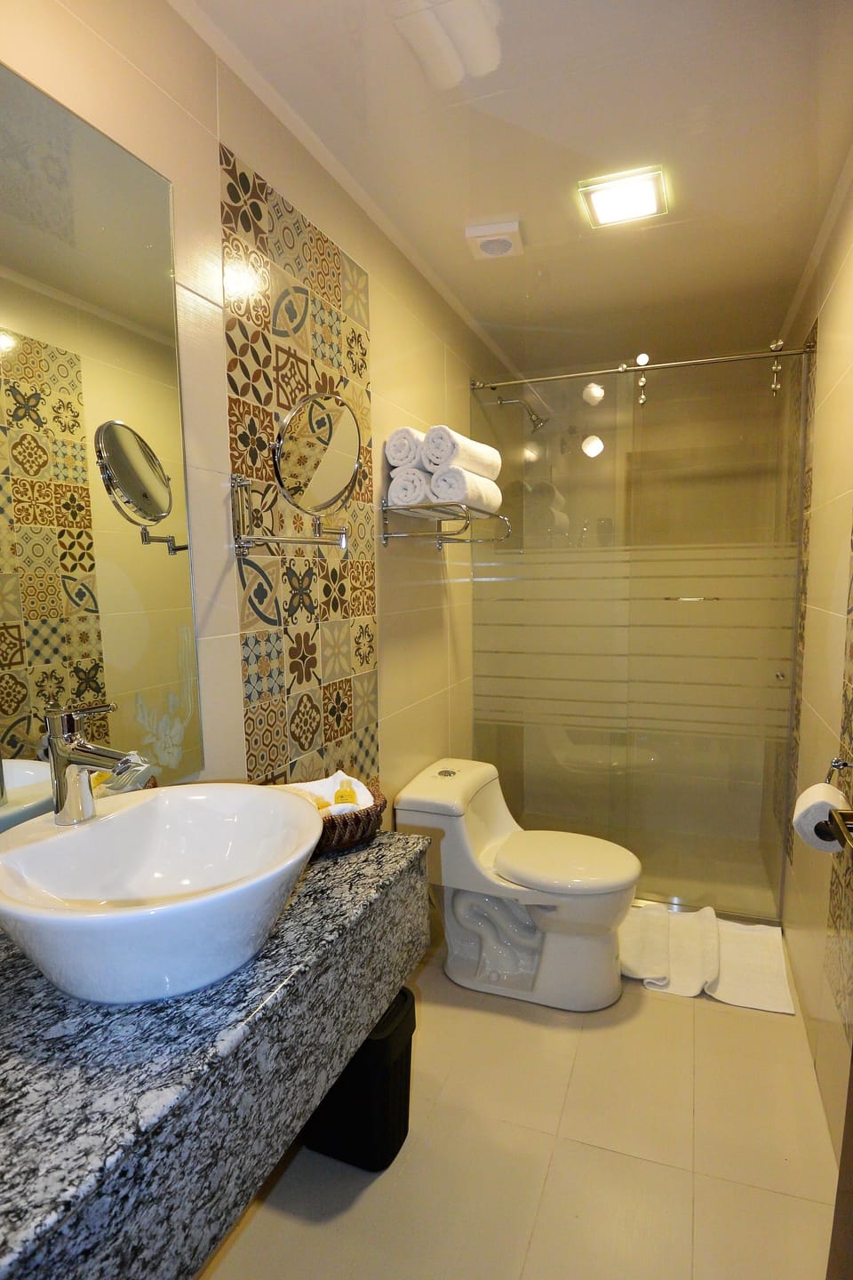 Family Room, Multiple Beds, Non Smoking | Bathroom | Rainfall showerhead, free toiletries, hair dryer