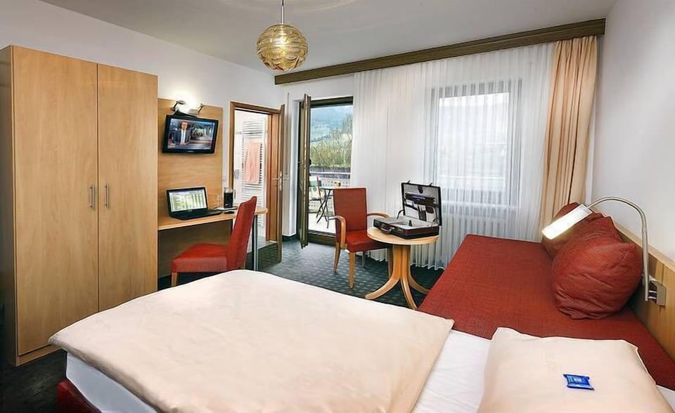 Single Room, Balcony | In-room safe, desk, rollaway beds, free WiFi