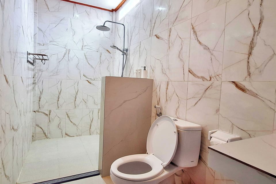 Standard Room | Bathroom | Shower, towels