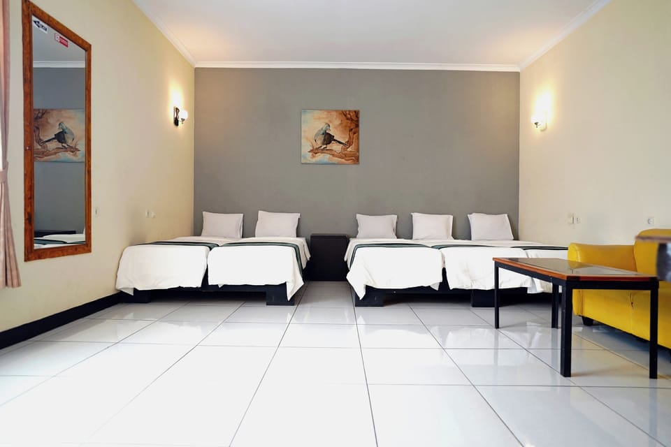 Family Room | Desk, wheelchair access