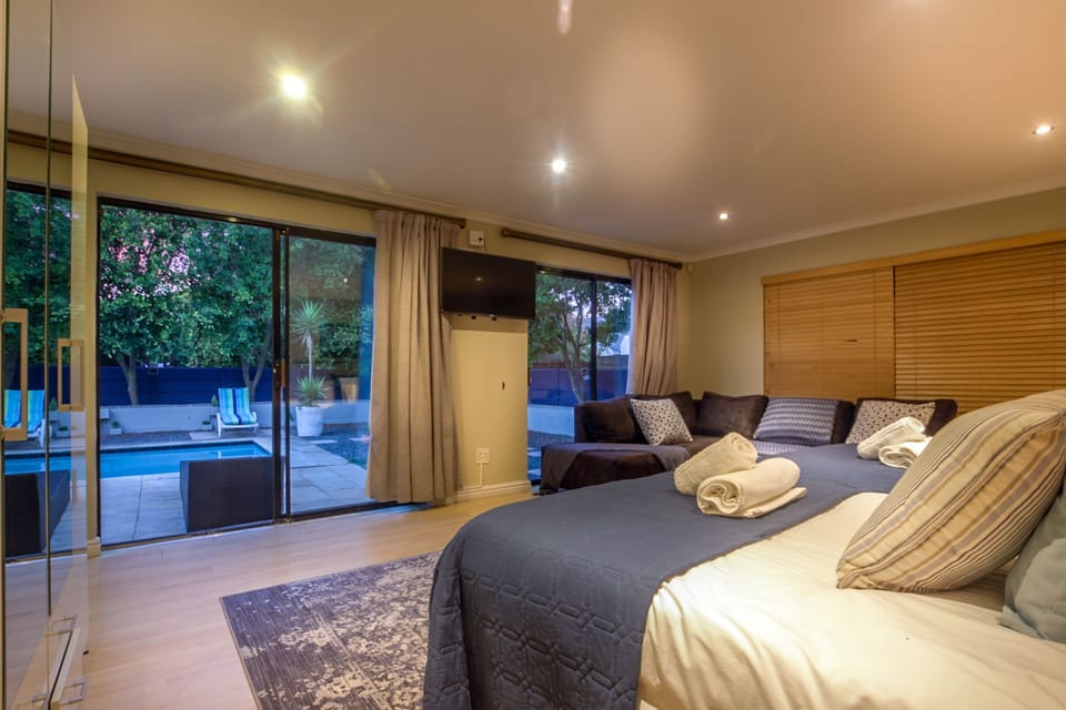 Design Double Room, 1 Queen Bed, Non Smoking | Down comforters, pillowtop beds, minibar, individually decorated