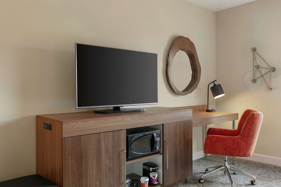 Premium bedding, in-room safe, desk, laptop workspace