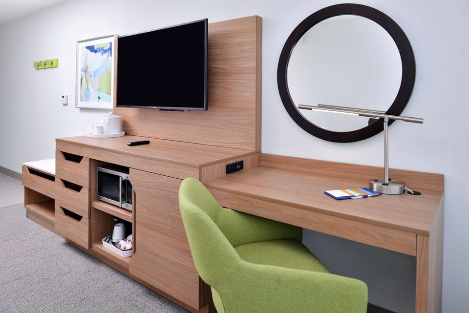 In-room safe, laptop workspace, blackout drapes, iron/ironing board