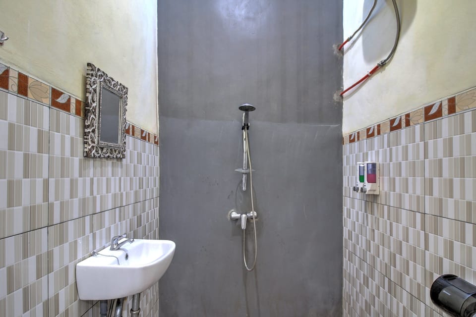 Shower, free toiletries, towels