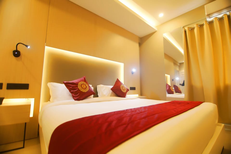 Grand Suite | Premium bedding, in-room safe, iron/ironing board (on request)