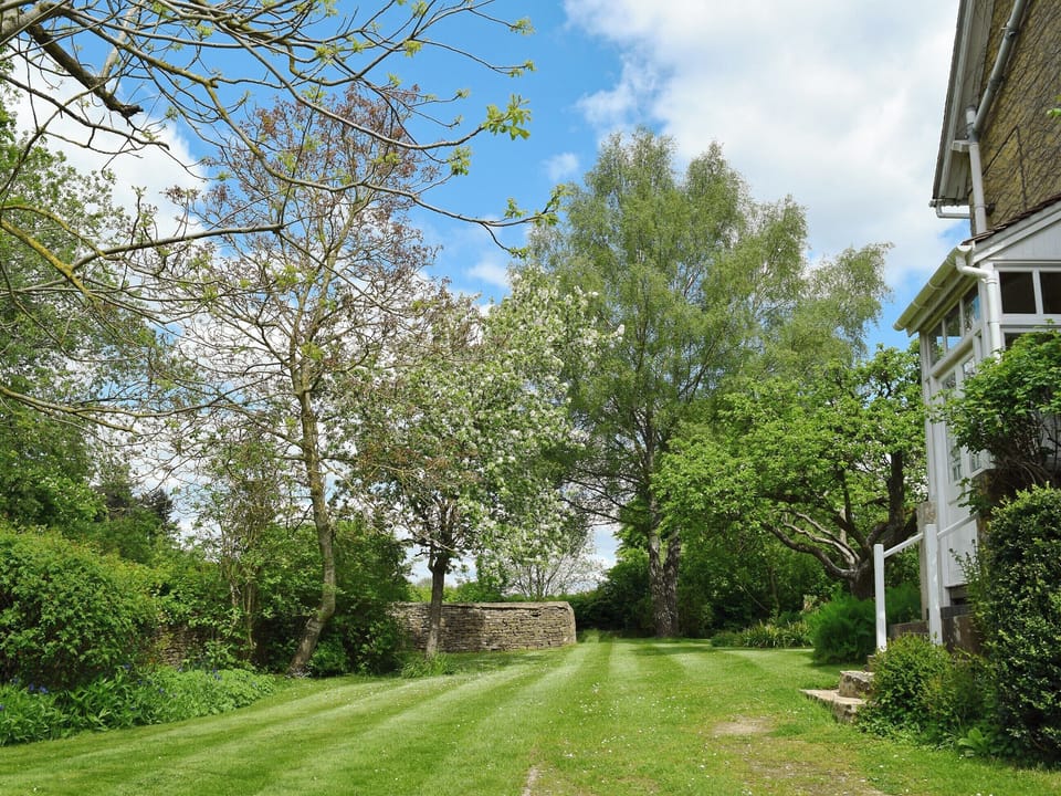 Large lawned garden | Jubilee Cottage, Church Enstone, near Chipping Norton
