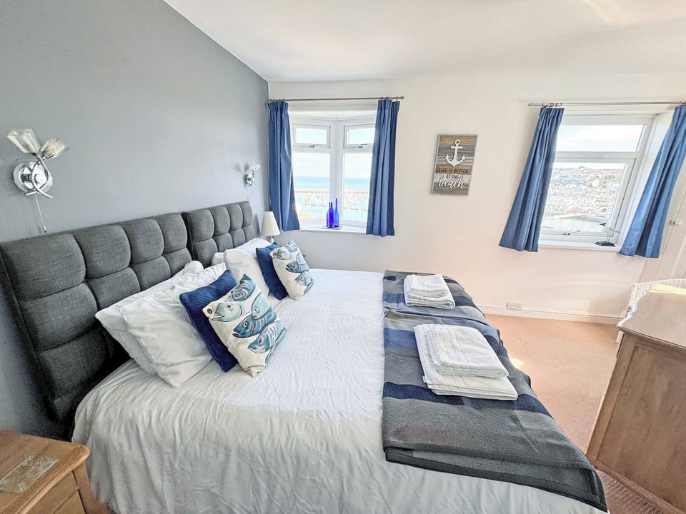 Superking bedroom | Cliff Cottage, Brixham