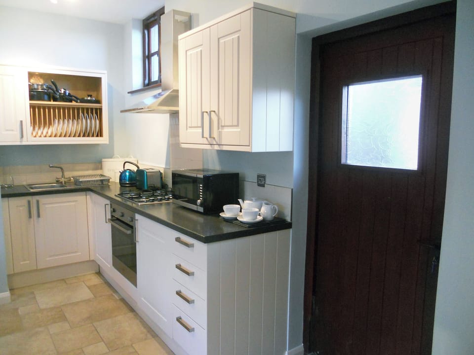 Well equipped kitchen | The Old Piggery - Longmeadow Farm, Shaldon, near Teignmouth