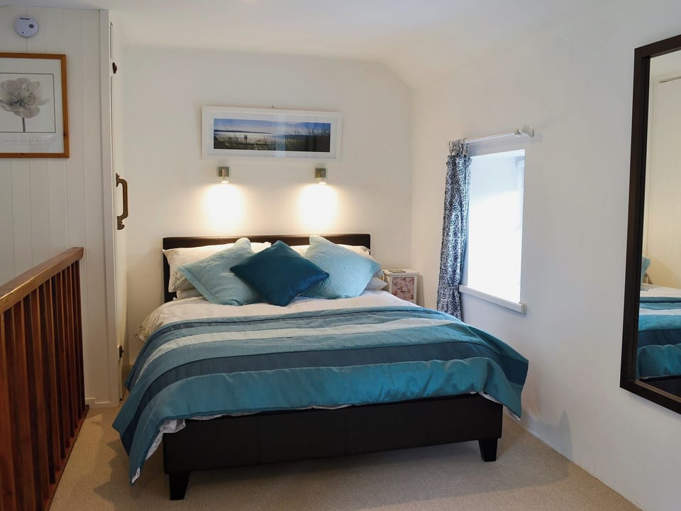 Galleried double bedroom | Oak Apple Cottage, Upottery, near Honiton