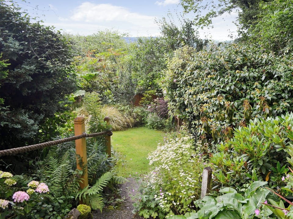 Small private garden with stunning views | Oak Apple Cottage, Upottery, near Honiton