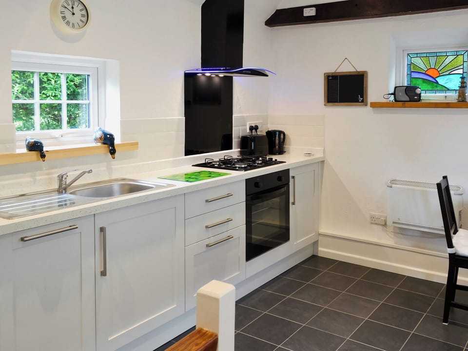 Kitchen and dining area | Oak Apple Cottage, Upottery, near Honiton