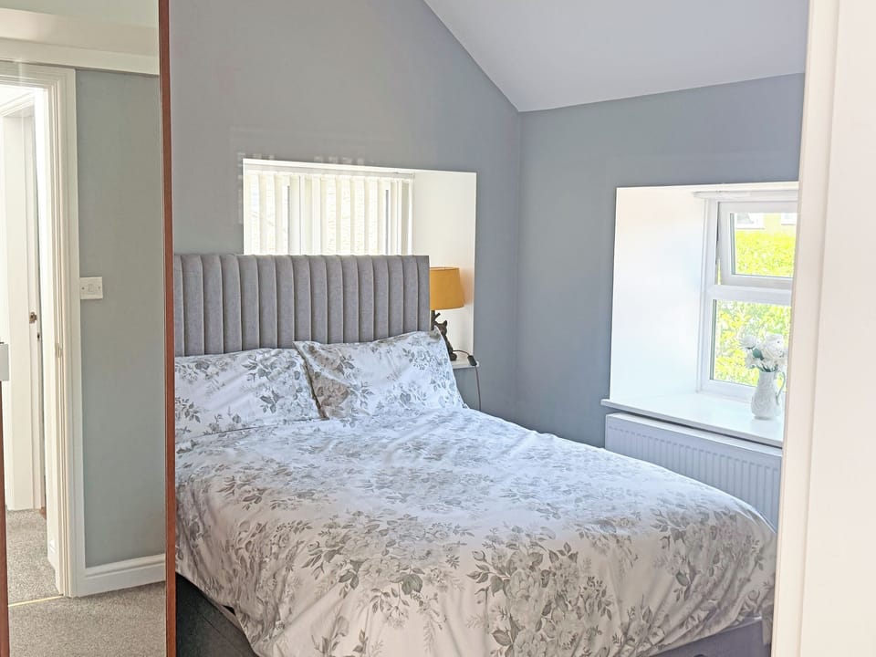Comfortable double bedroom | Roslyn Cottage, Hamsterley, near Wolsingham