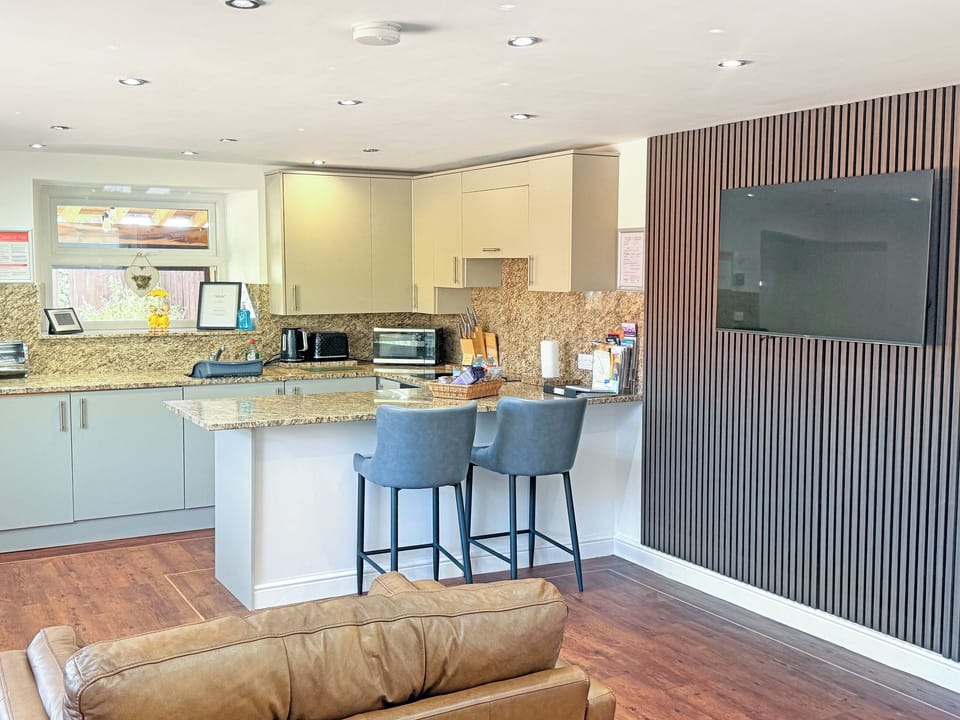 Well-equipped kitchen with breakfast bar | Roslyn Cottage, Hamsterley, near Wolsingham