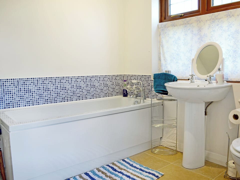 Bathroom | Beech Cottage, Kirkby on Bain, nr. Woodhall Spa
