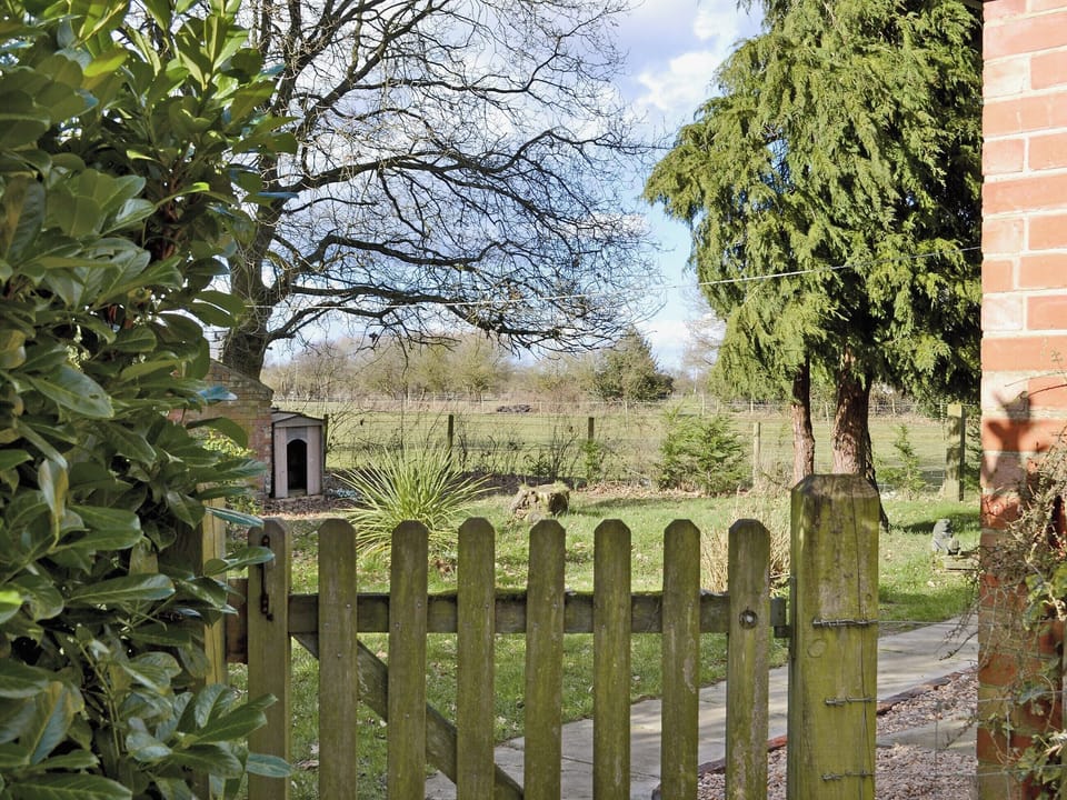 Garden | Beech Cottage, Kirkby on Bain, nr. Woodhall Spa