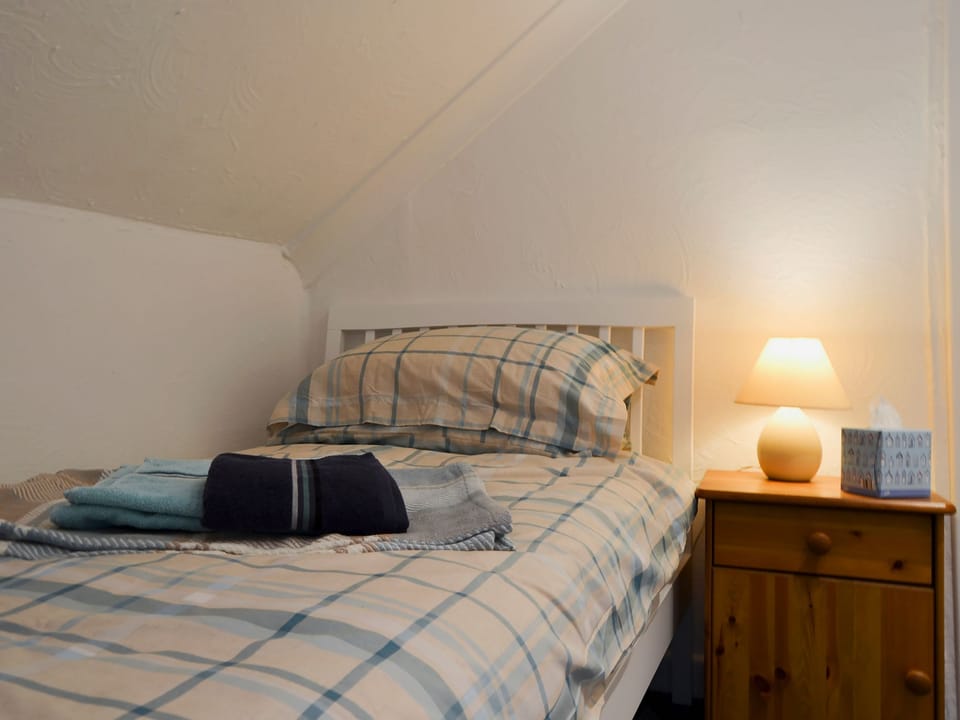 Single bedroom | Horseshoe Cottage, Porchfield, near Cowes