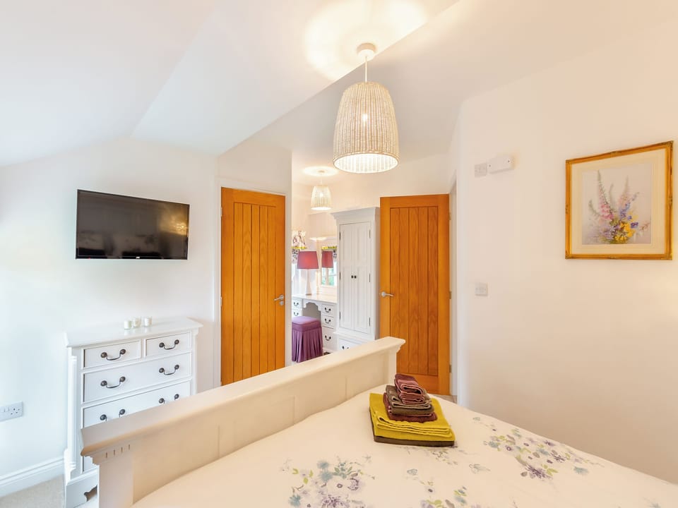 Relaxing bedroom with kingsize bed and en-suite | Meresyke Farm - Adair Cottage - Mere Syke Farm, Wigglesworth, near Settle