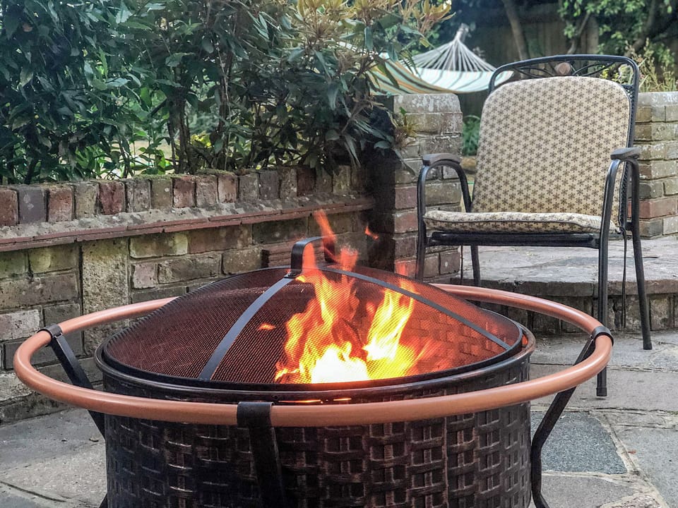 Sitting-out-area | The Bothy, Lymington