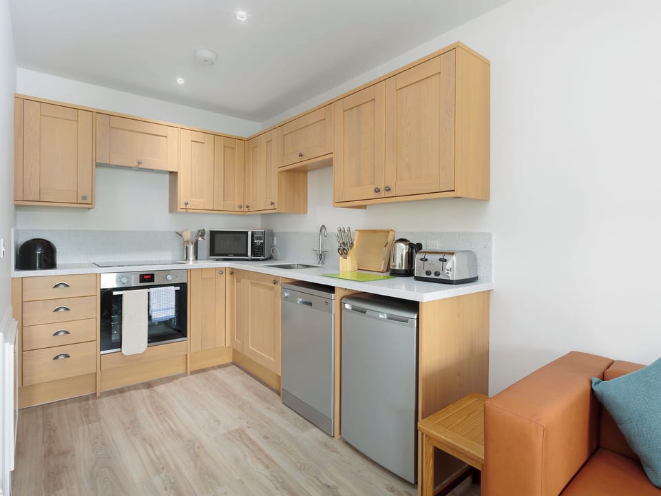Well-equipped fitted kitchen | Crested Grebe - The Riverviews, Wroxham, near Norwich