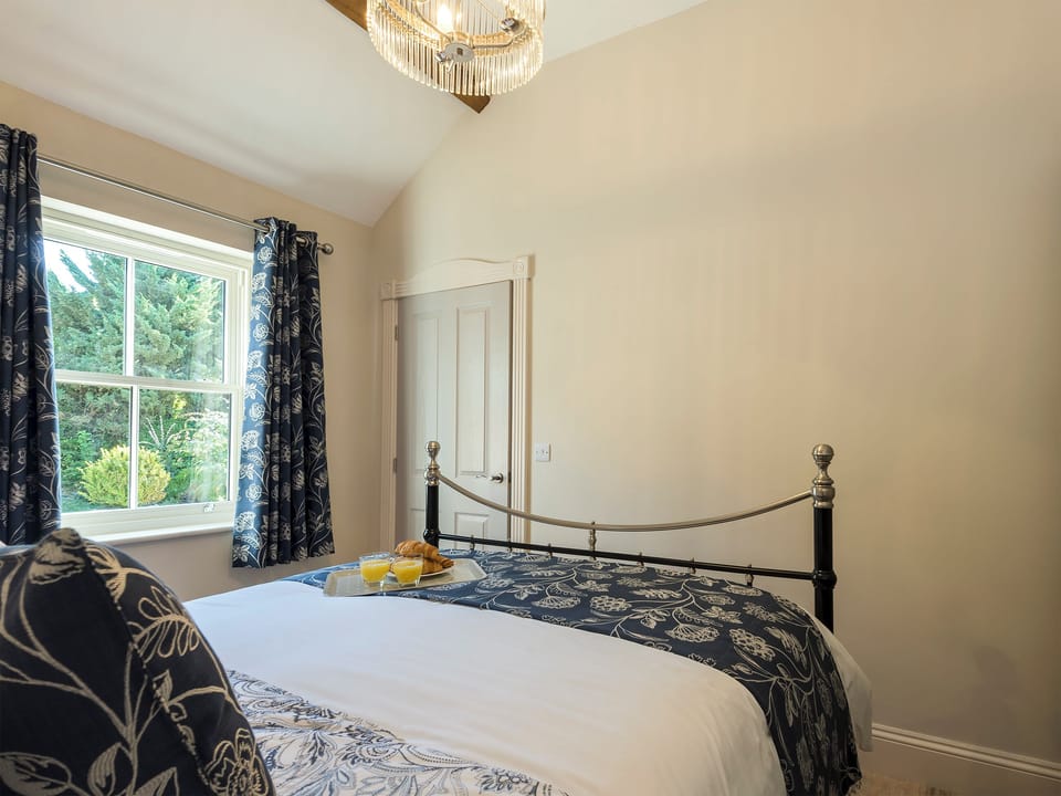 Relaxing bedroom with kingsize bed | Homestead Cottage - Homestead Cottages, Benniworth, near Market Rasen