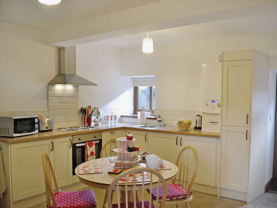 Kitchen/diner | Hendrelas Farm - Ty&rsquo;r Tarw, Rhos, nr. Pontardawe