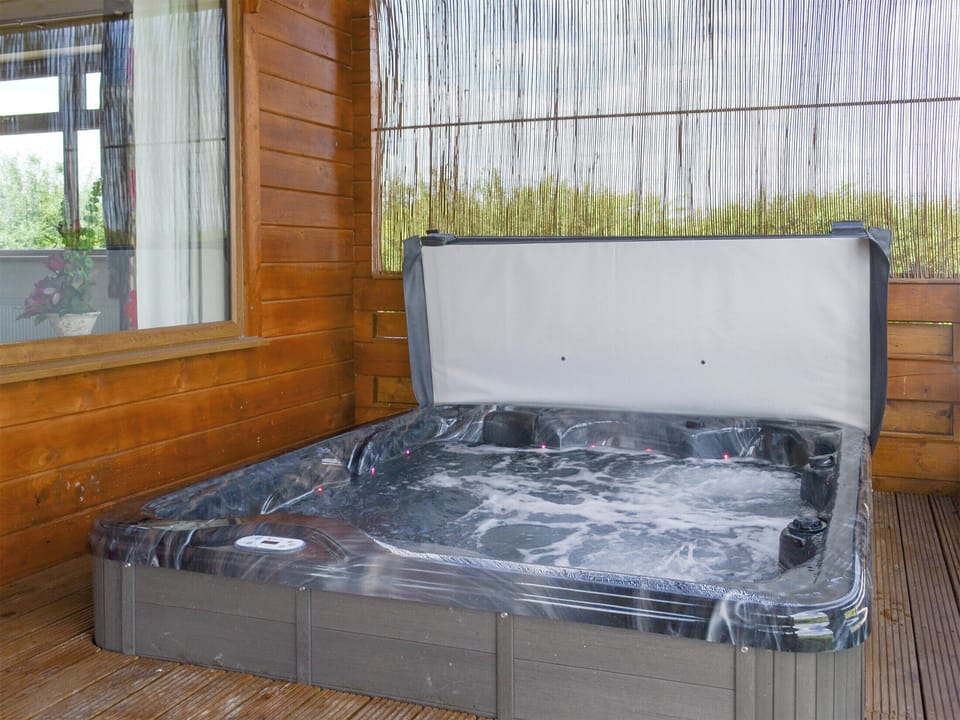 Luxurious sunken hot tub on veranda | Bramble Lodge - Faulkers Lakes, Burgh le Marsh, near Skegness