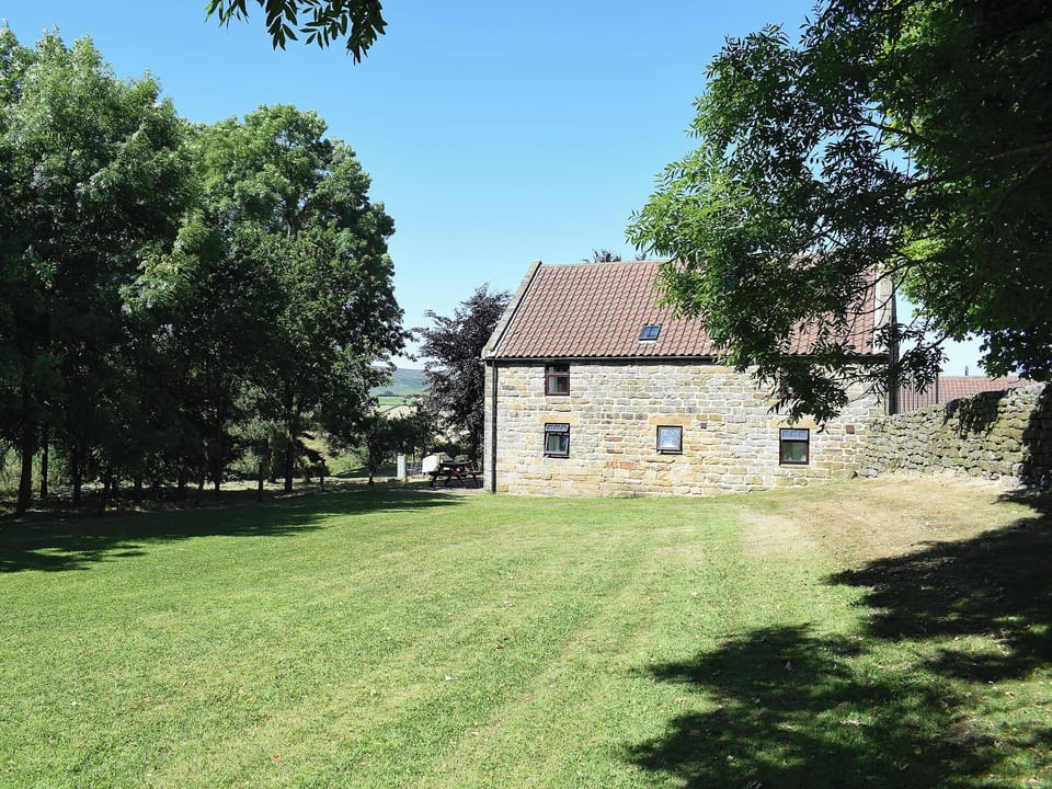 Lawned garden with shady areas | The Carthouse - Millinder House, Westerdale, near Castleton
