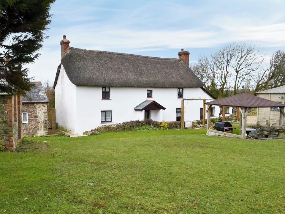 Large garden with patio, garden furniture and gas barbecue | Knotty Corner Cottage, Fairy Cross, near Bideford