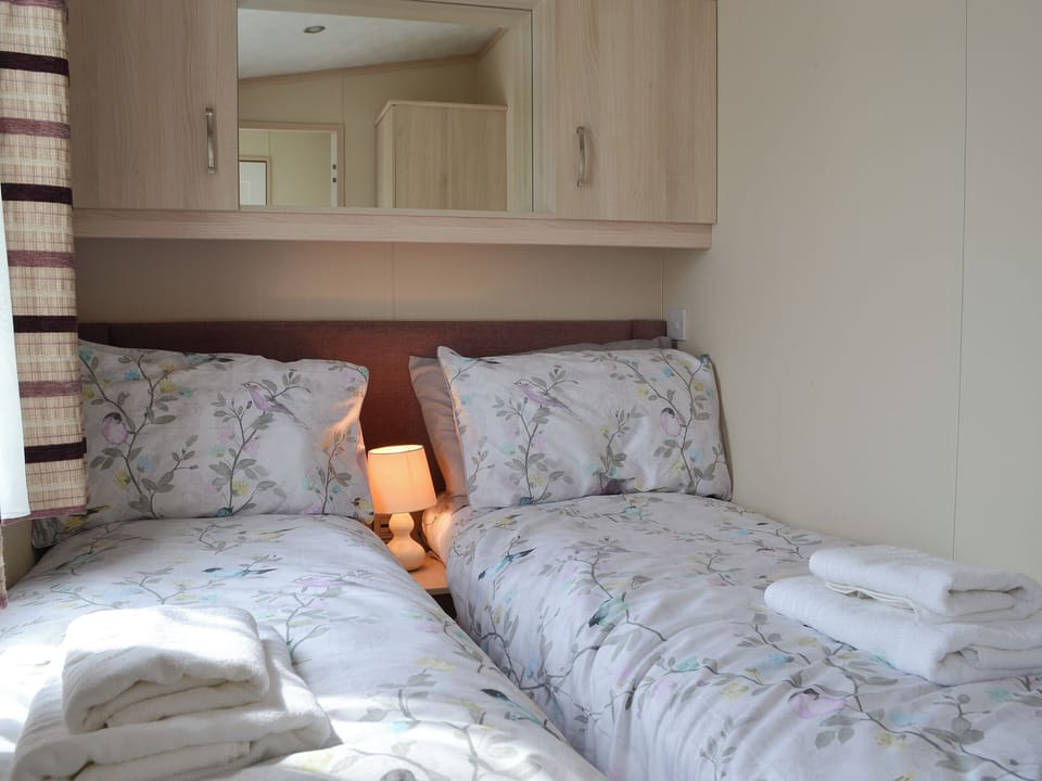Twin bedroom | Porthdy Crey r Wen - Neuadd Wen Cottages, Llanfachraeth, near Holyhead