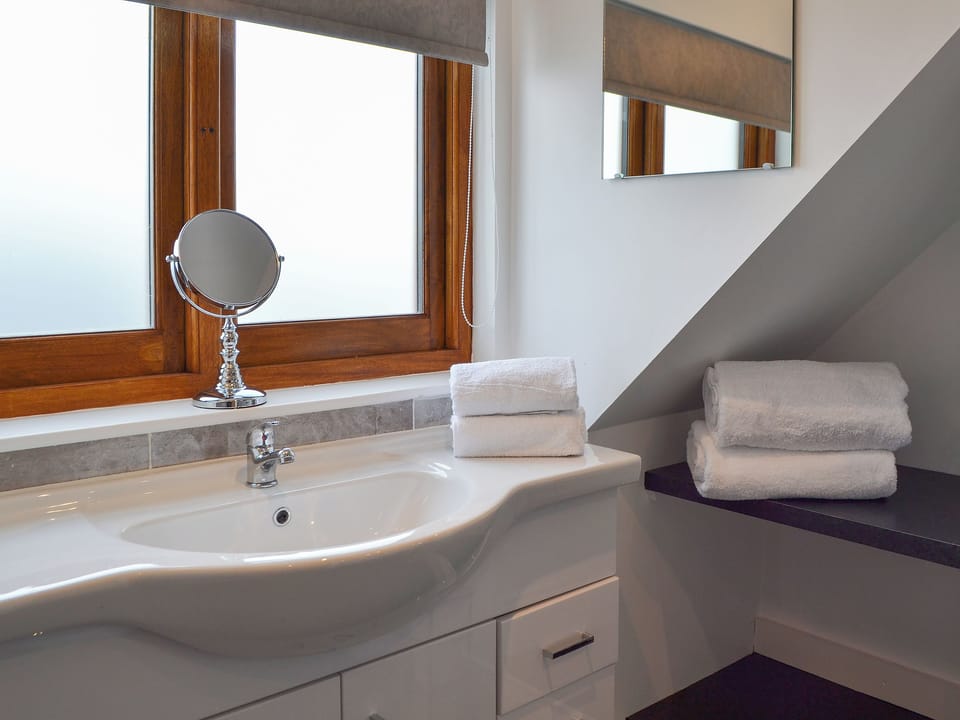 Lovely and bright bathroom | Windmill Barn, Windmill Hill, near Hailsham