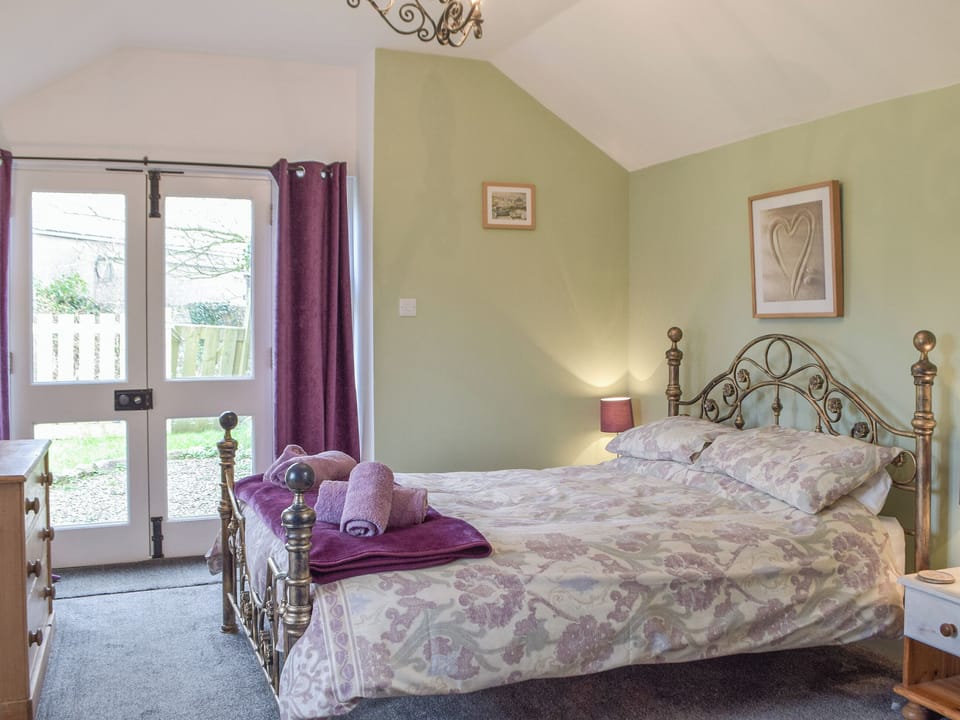 Bedroom with kingsize bed and en-suite shower room | Ravens Roost - Upper Farm Barns, Mathry, near St Davids
