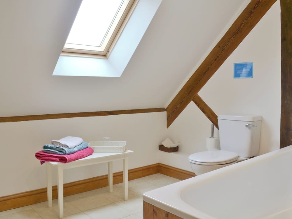 Bathroom | The Granary - The Farm, East Tytherton, Chippenham
