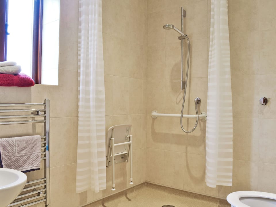 Wet room with toilet (disabled facilities) | The Granary - The Farm, East Tytherton, Chippenham