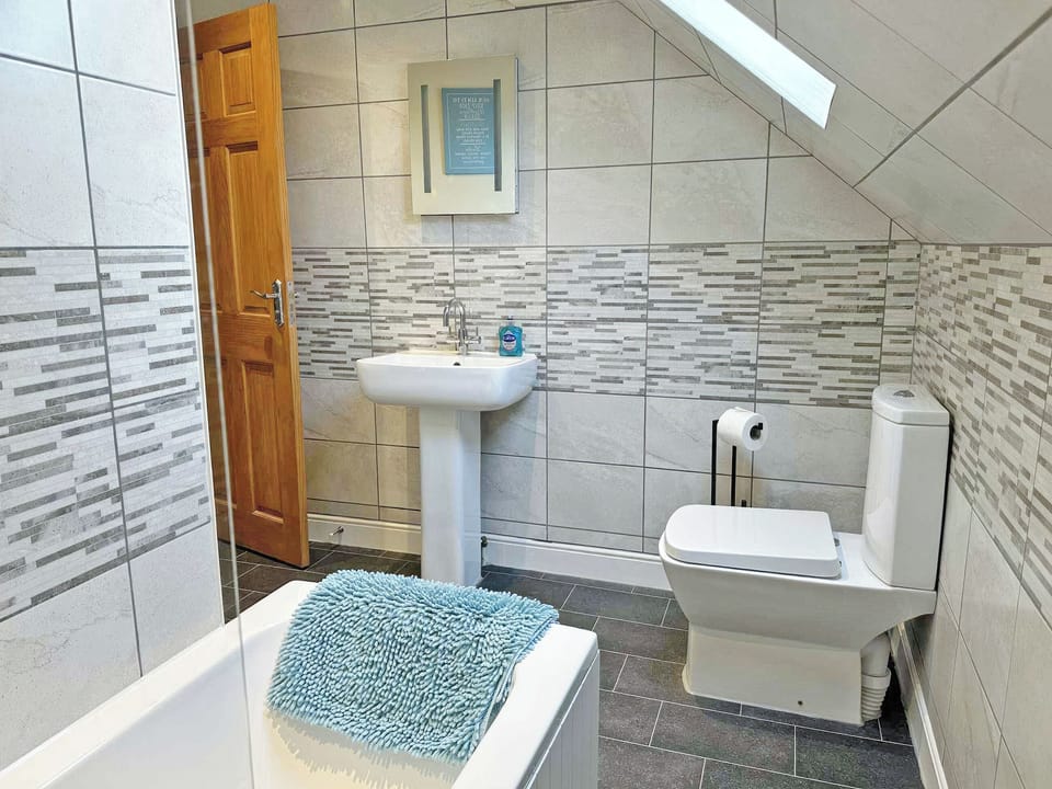 Bathroom | Acorn Cottage, Kingsland, near Leominster