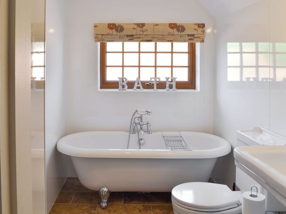 En-suite bathroom | Boothby Cottage - Beck View and Boothby Cottage, Welton-le-Marsh, near Spilsby