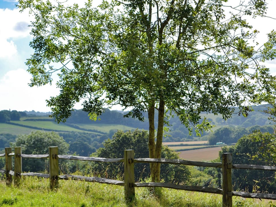 Fantastic views of the surrounding countryside | Henley Bridge Holiday Cottage, Ashburnham, near Battle