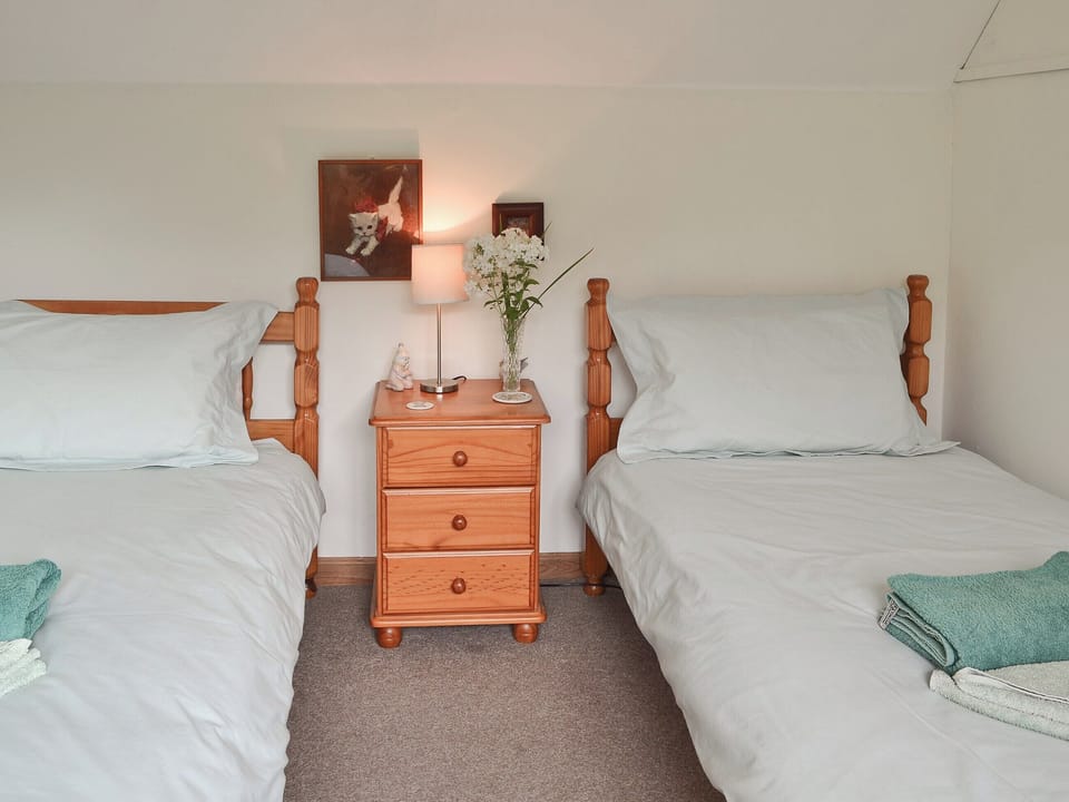 Twin bedroom | Henley Bridge Holiday Cottage, Ashburnham, nr. Battle