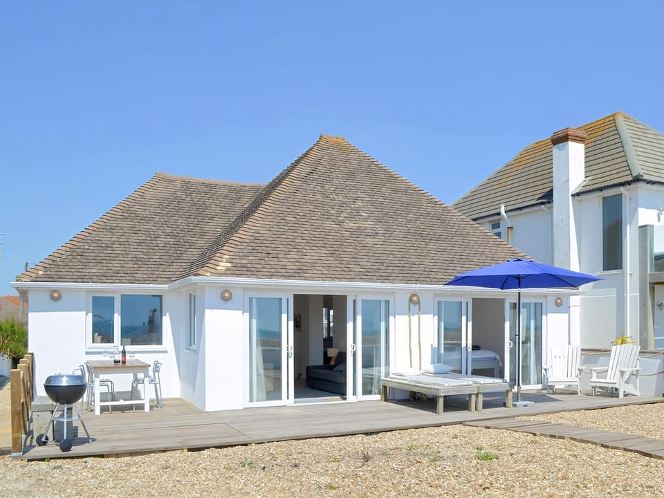Attractive single-storey detached holiday home | Salty Lodge, Hayling Island