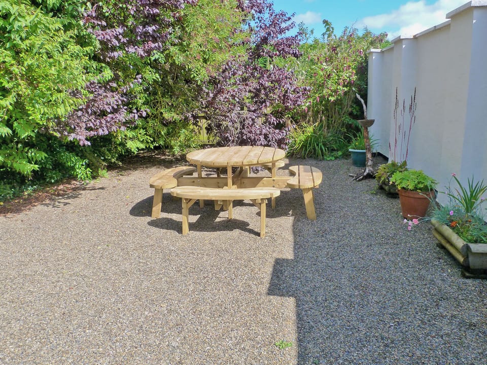 Picnic style seating in the gravelled courtyard | Lynches, Parkham, near Bideford