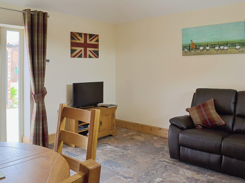 Comfortable twin bedroom | The Old Dairy - Dunstall Lodge Barns, Sutton-on-Trent