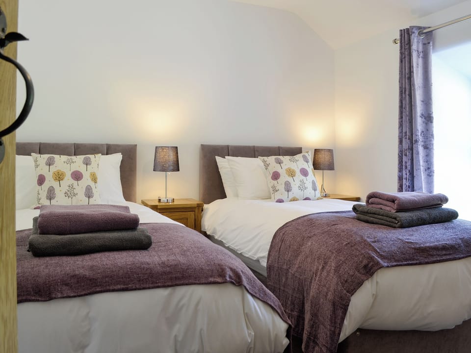 Tranquil twin bedroom | Bryn Salem - Cewydd Cottages, Cwm-Cewydd, near Machynlleth